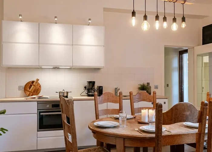 Huswell - Pleasant On Location In